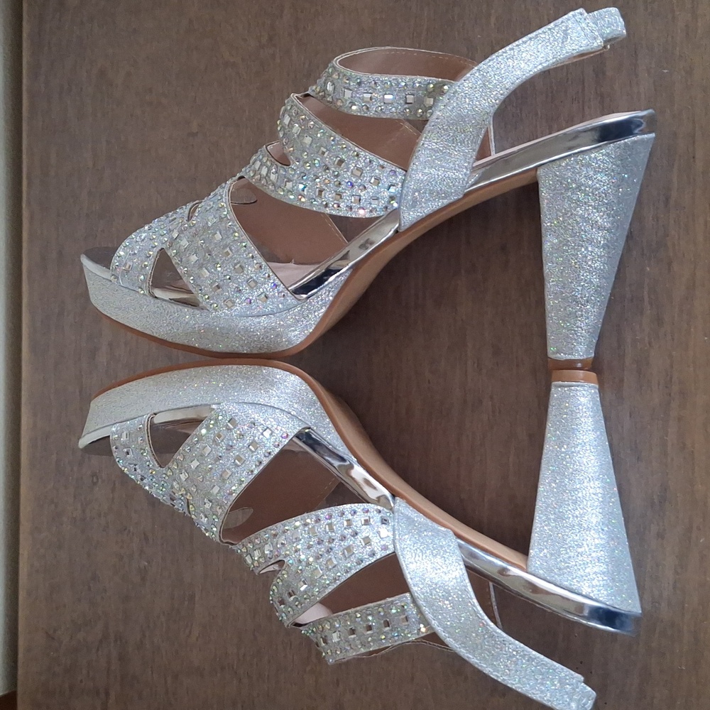NWT Elegant Silver Strappy Women's Shoes Size 10 - Picture 9 of 16